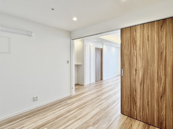 芝浦アイランドケープタワー_木目とホワイトが基調なお部屋の写真