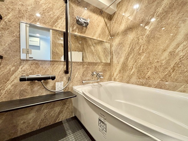 赤坂アーバンライフ_高級感があるバスルームの写真