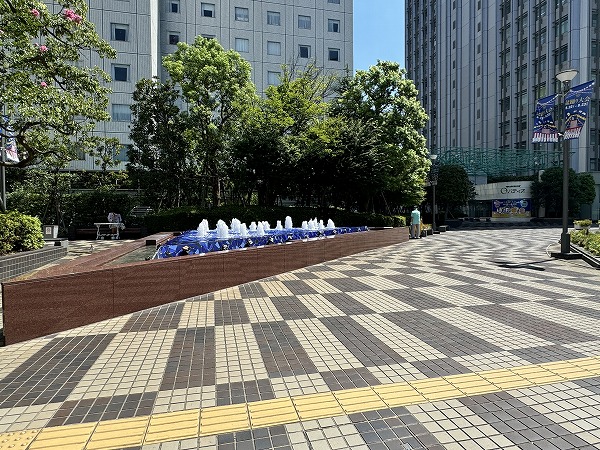 駅前　広場