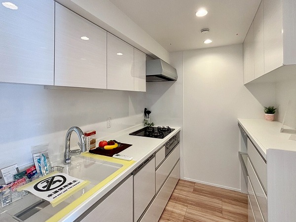 月島ホームズ_広いキッチンの写真