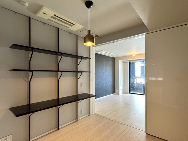 ザ・パークハウス西麻布レジデンス_オープンシェルフがある洋室の写真