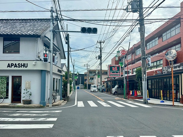 マンション前の十字路