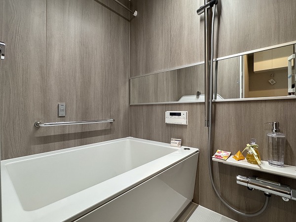 ローレルプラザ田町_木目調の浴室の写真