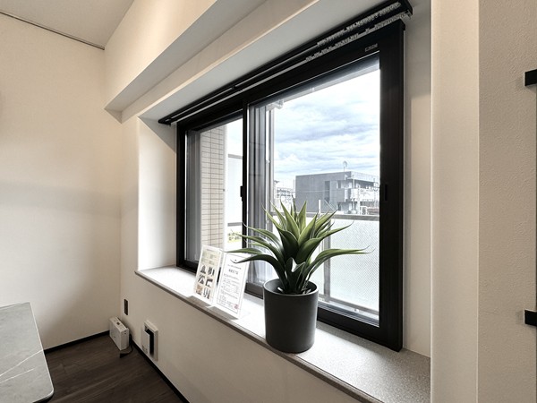 エンゼル大森グランディア_メインルーム出窓の写真