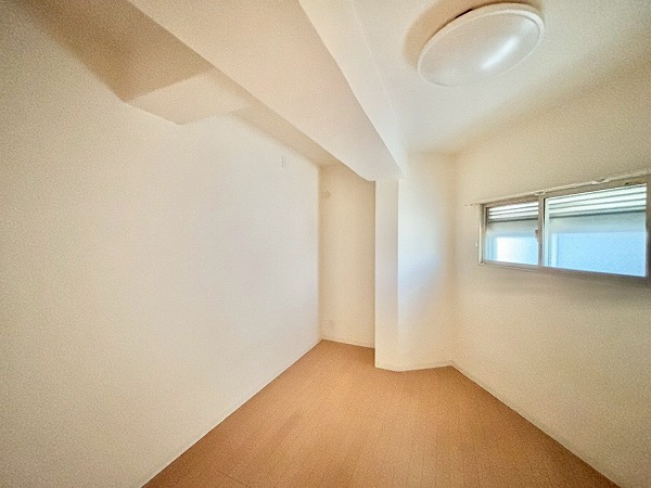 サンフラットマンション_メインのベットルームに最適な洋室の写真