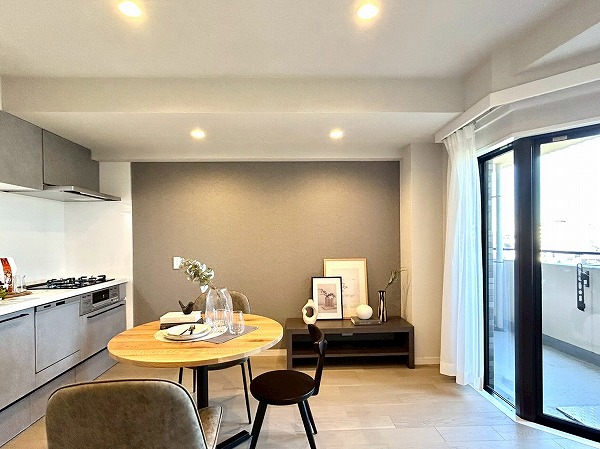 ライオンズガーデン幡ヶ谷_アクセントクロスがお洒落なリビングダイニングキッチンの写真