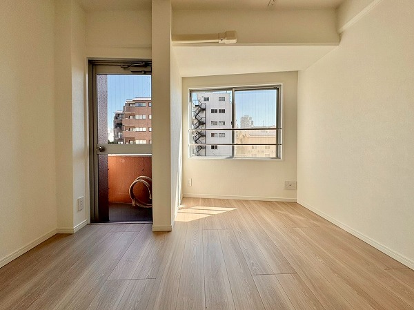 御苑ハイム_日当たり良好な洋室の写真