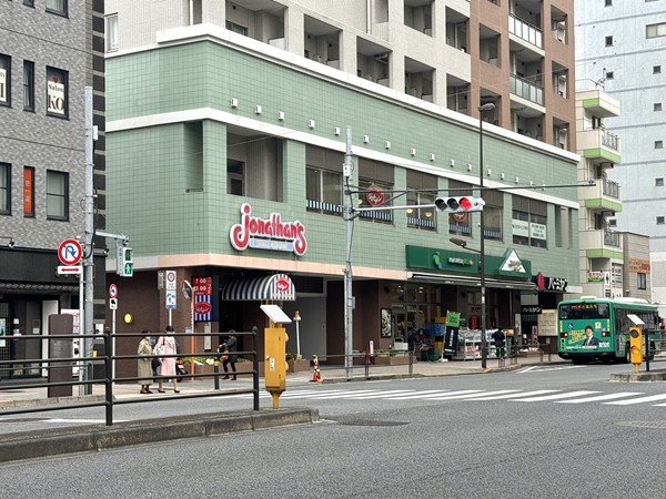 駅前のスーパーとファミリーレストラン
