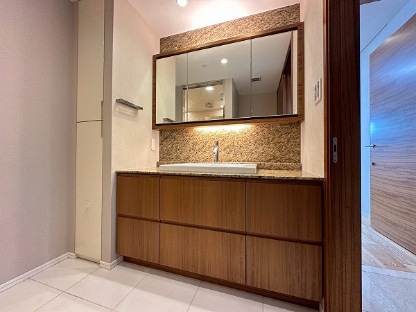 グランスイート広尾_洗面化粧台の写真