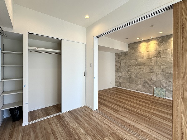 ローレルプラザ田町_クローゼットがある洋室の写真