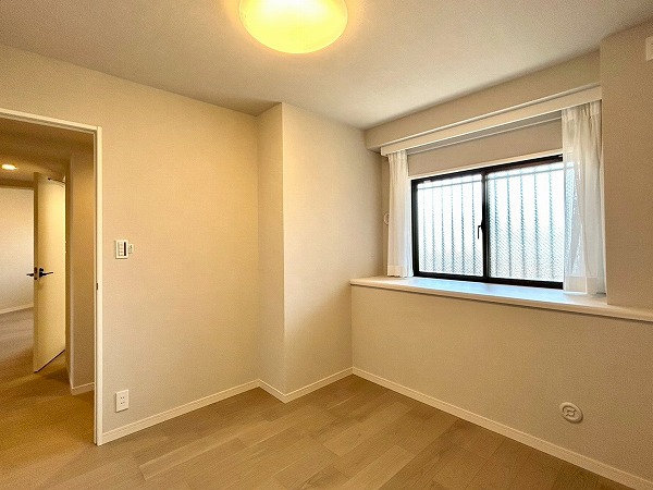 ライオンズガーデン幡ヶ谷_温かみのある約4.8帖の洋室の写真