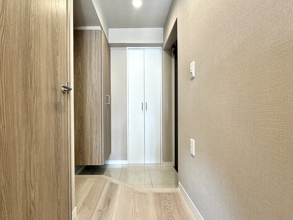 メインステージ新橋_収納豊富な玄関の写真