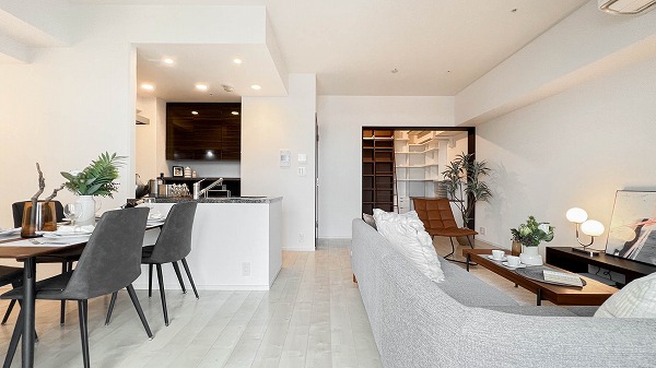 品川イーストシティタワー_風通しの良いリビングダイニングキッチンの写真