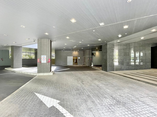 ベイサイドタワー晴海_駐車場入口の写真