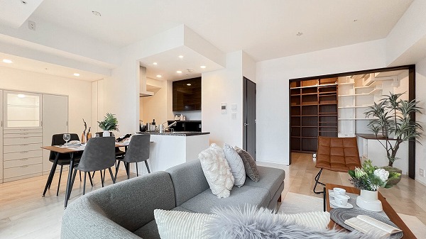 品川イーストシティタワー_ホワイト基調のリビングダイニングキッチンの写真