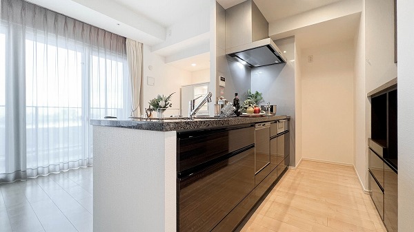品川イーストシティタワー_ペニンシュラタイプのキッチンの写真