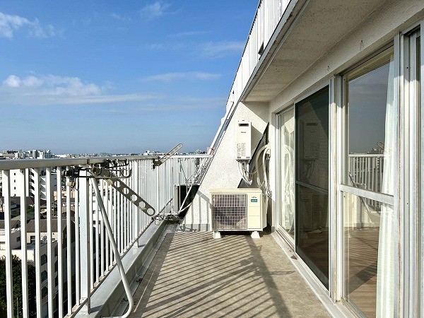 吉祥寺マンション_明るいバルコニーの写真