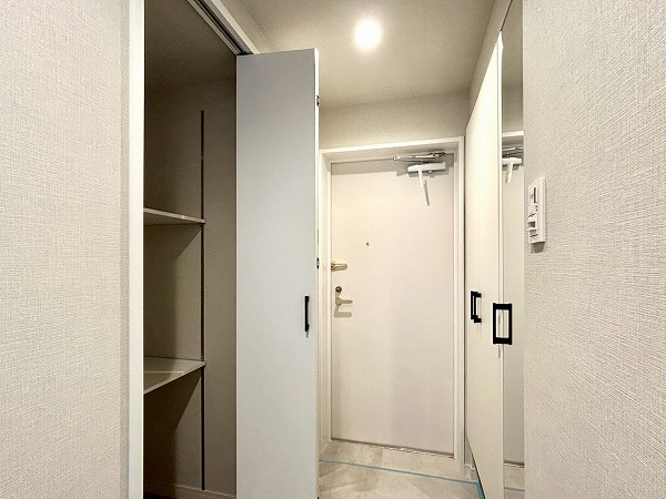 ライオンズガーデン幡ヶ谷_明るい玄関の写真