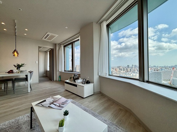 センチュリーパークタワー_日当たり良好なリビングダイニングキッチンの写真