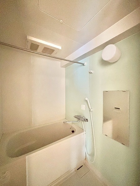 サンフラットマンション_白を基調としたバスルームの写真