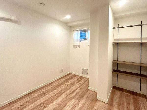 吉祥寺マンション_お洒落な収納付きの洋室の写真