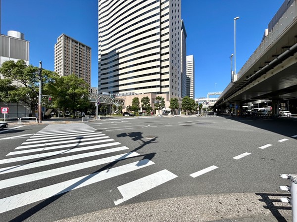 駅前の道