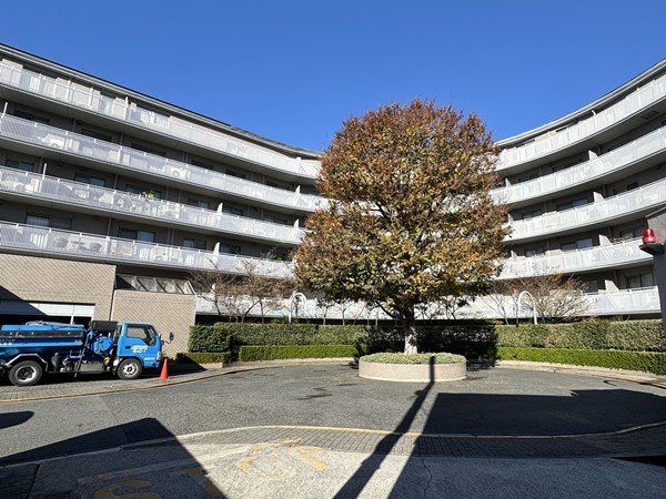 三田清風ガーデン　エントランス前