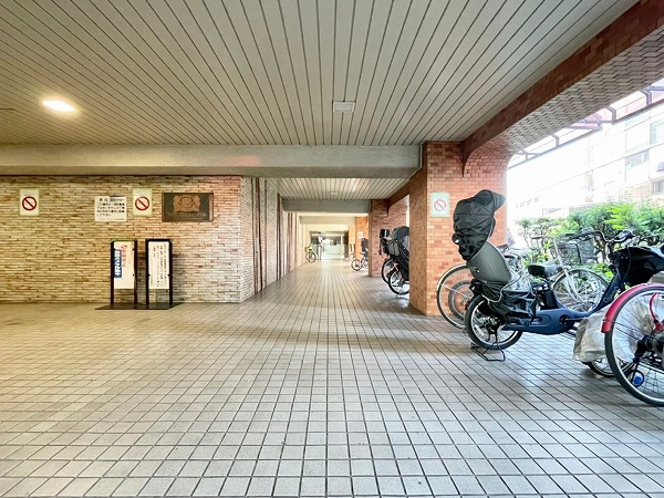 ライオンズマンション初台　アプローチ・駐輪場