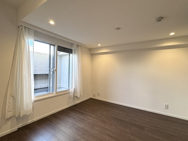 三田清風ガーデン_大きな窓がある洋室の写真