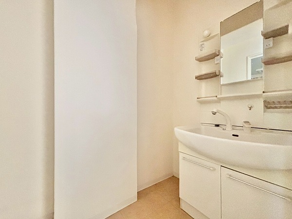 サンフラットマンション_清潔感のあるパウダールームの写真