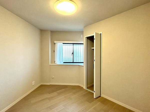 ライオンズガーデン幡ヶ谷_約5.2帖の縦長の洋室の写真