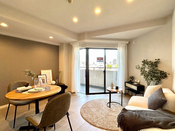 ライオンズガーデン幡ヶ谷_明るいリビングダイニングキッチンの写真