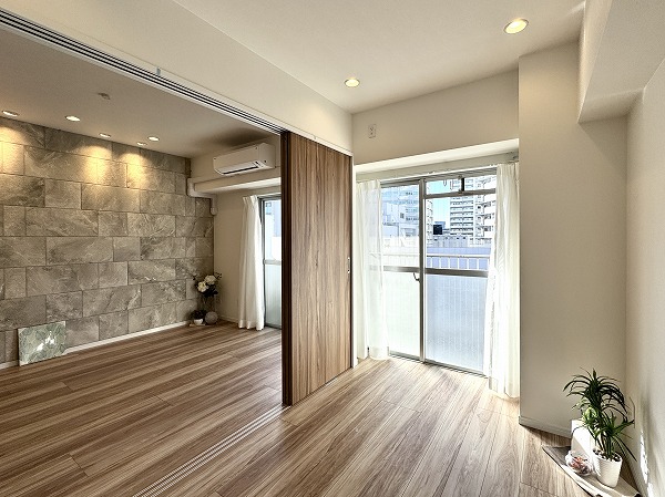 ローレルプラザ田町_LDKの隣にある洋室の写真