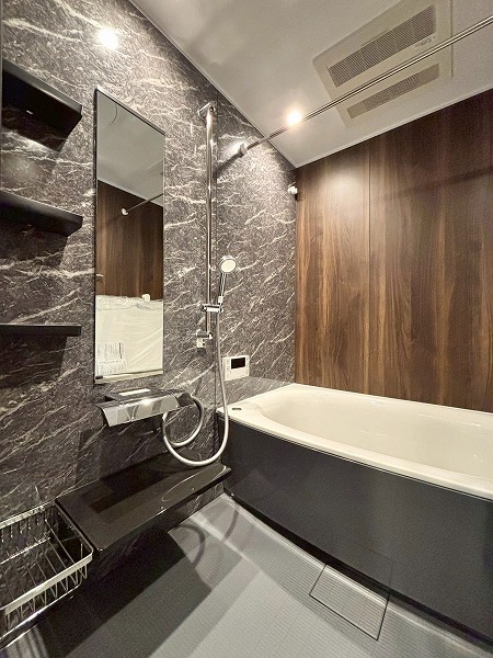 新宿スカイプラザ_木目調のバスルームの写真