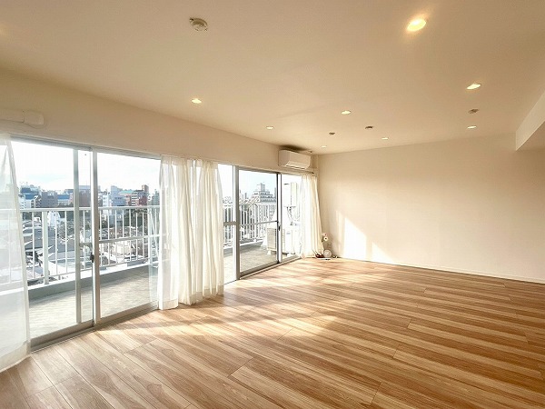 吉祥寺マンション_南向きのリビングダイニングキッチンの写真