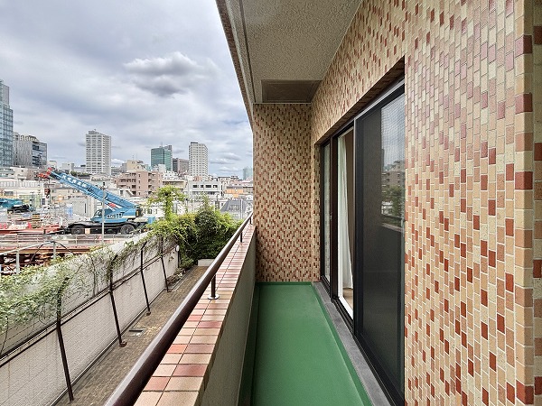 トーカンマンション南青山_コンパクトなバルコニーの写真