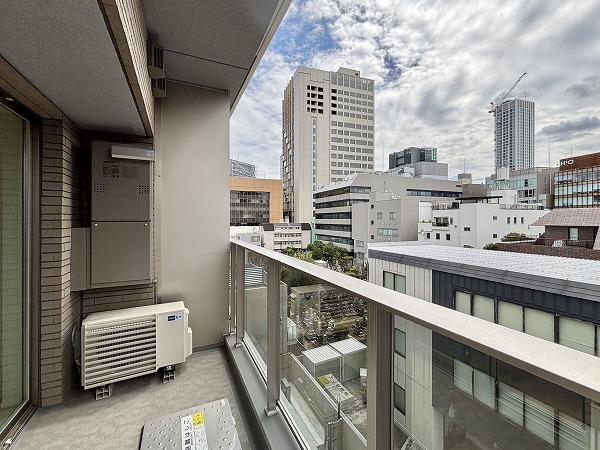 パークコート北青山_コンパクトなバルコニーの写真