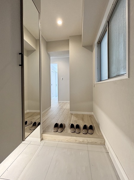 ハイツ音羽_リノベーション済みの玄関の写真