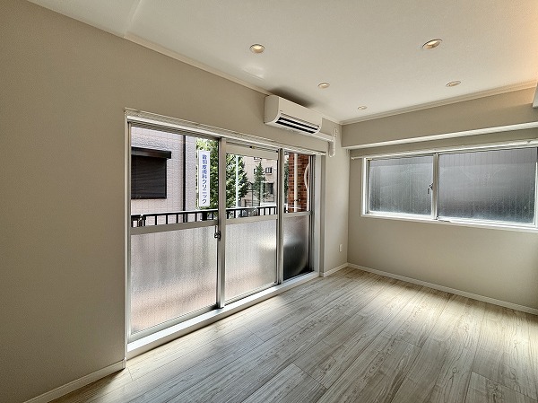 ハイツ音羽_窓が大きいリビングダイニングキッチンの写真