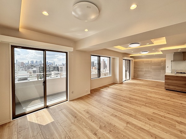 オーベル池袋立教通り_窓が大きいリビングダイニングキッチンの写真