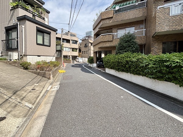 マンションへの道
