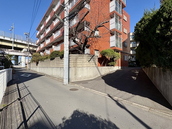 シャンボール二子玉川園　駐車場側道路