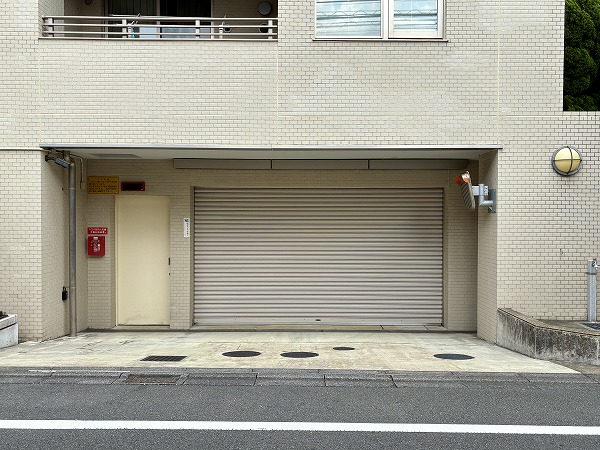 パークハウス上野毛コートレジデンス　駐車場入り口
