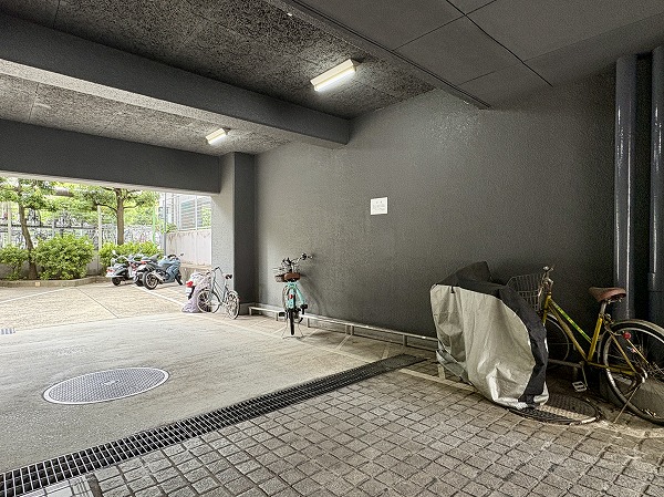 ライオンズマンション目黒青葉台タウンハウス　駐輪場とバイク置き場