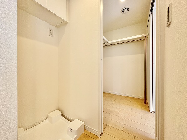 ハイホーム目黒_洗濯機置き場とウォークスルークローゼットの写真