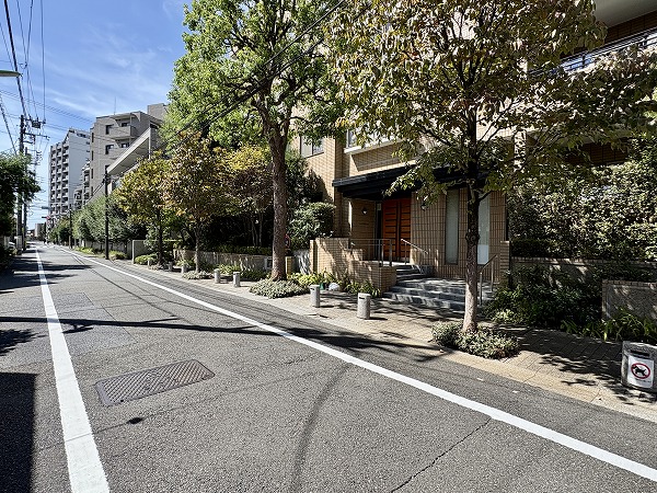 ヒルズ学芸大学　エントランス前