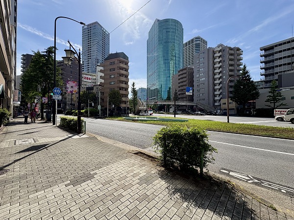 駅周辺の大通り