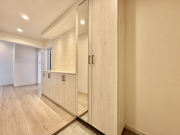 マンション雪谷テラス_収納が多い玄関の写真