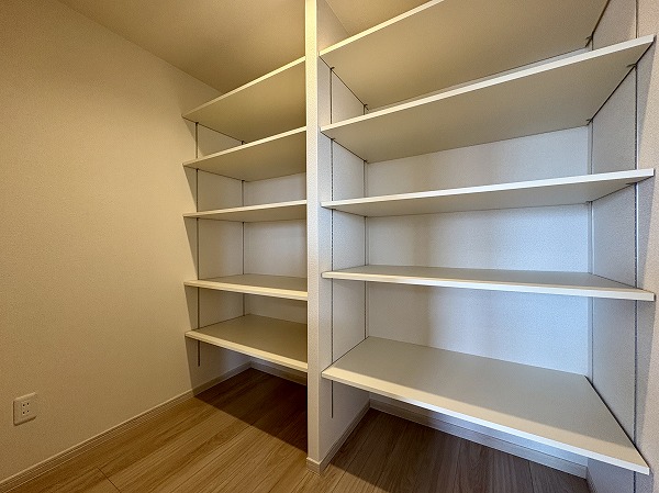 マンション雪谷テラス_広々としたパントリーの写真