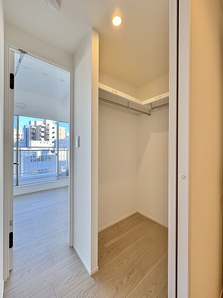 シンシア三軒茶屋レジデンスカフェ_動線良好なウォークスルークローゼットの写真